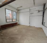 Innenraum der Garage mit Fenster und Gitter, Boden mit Holzdekor.