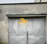 Garagentor eines Einfamilienhauses in Dvory nad Žitavou in der Straße Dvory nad Žitavou.