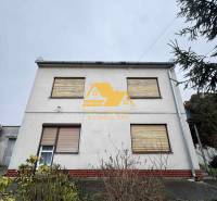 Einfamilienhaus in Dvory nad Žitavou, Straße Dvory nad Žitavou, mit Garten vor dem Haus.