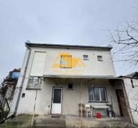 Einfamilienhaus in Dvory nad Žitavou in der Straße Dvory nad Žitavou mit Hinterhof.