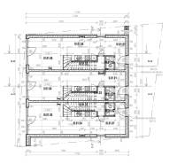 Architektonischer Grundriss eines mehrstöckigen Gebäudes, der die Raumaufteilung und Treppenhäuser zeigt.
