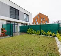Exterieur einer 2-Zimmer-Wohnung in der Jaspisova-Straße in Jarovce mit Terrasse und Rasen.