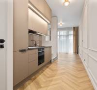 Küche in einer 2-Zimmer-Wohnung mit Holzboden und neutralen Farben.