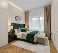 Schlafzimmer mit Bett, Nachttischen, Bildern an der Wand und Boden mit Holzdekor.