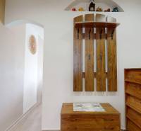 Flur in einer 3-Zimmer-Wohnung mit Holzdekor und Garderobenwand.