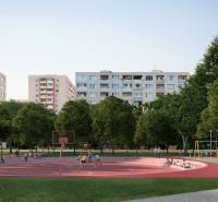 Ein Kinderspielplatz mit einem Basketballplatz, umgeben von Wohngebäuden in der Golianova-Straße in Trnava.