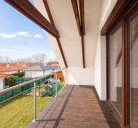 Der Balkon eines Einfamilienhauses in Most pri Bratislave in der Záleská mit Blick auf den Garten.