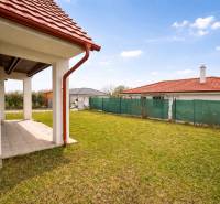 Garten in Most pri Bratislave in der Záleská-Straße bei einem Einfamilienhaus mit Ziegeldach.