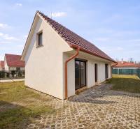 Ein Einfamilienhaus in Most pri Bratislave in der Záleská-Straße mit Umzäunung und Garten.