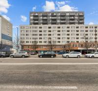 Das Gebäude in der Budatinská-Straße in Bratislava - Petržalka mit davor geparkten Autos.
