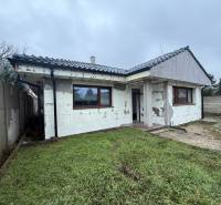Einfamilienhaus in Záhorská Ves in der Straße Pri prvej kaplnke mit unvollendeter Fassade.