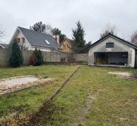 Der Garten eines Einfamilienhauses in der Straße Pri prvej kaplnke in Záhorská Ves mit Garage.