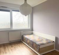 Gemütliches Schlafzimmer in einer 3-Zimmer-Wohnung mit Bett und großem Fenster.