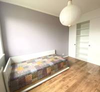 Kinderzimmer in einer 3-Zimmer-Wohnung mit einem Bett und einem Boden in Holzoptik.