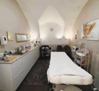 Geschäftsräume mit Massagetisch, medizinischen Hilfsmitteln und dekorativem Bild an der Wand.