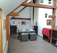 Büros mit Schreibtisch, Holzbalken, Dekoration und Boden mit Holzdekor.