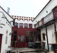 Der Hof der Büros in der Hauptstraße in Eisenstadt mit roten Türen und einem Balkon.