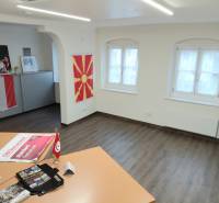 Kanzleien mit Holzboden und Flaggen an der Wand.