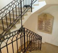 Innenraum von Büros mit Wendeltreppe und Tafel an der Wand, Boden mit Holzdekor.