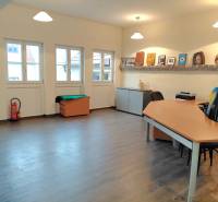 Büros mit Holzboden, Tisch und Dekorationen auf dem Regal.