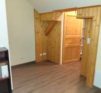 Innenraum eines Büros mit Holzvertäfelung und Boden mit Holzdekor.