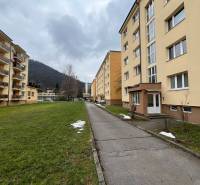 Ein Wohnhaus in der Golianova-Straße in Banská Bystrica, umgeben von einer Rasenfläche.