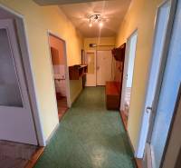 Flur in einer 3-Zimmer-Wohnung mit Linoleum und farbigen Wänden.