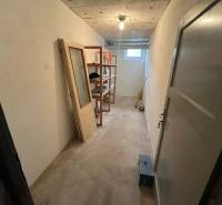 Lagerraum mit Regalen und Fenster in einer 3-Zimmer-Wohnung, ohne Bodenbelag.