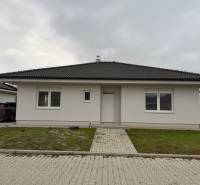 Einfamilienhaus in Práznovce in der Ticha-Straße mit Parkfläche und Rasen.