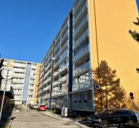 Wohnhaus in der Tilgnerova-Straße in Bratislava - Karlova Ves mit Parkplätzen.