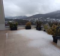 Verschneite Terrasse in Nová Baňa in der Straße Pod sekvojou mit Bergblick.