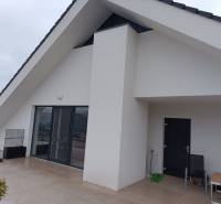 Terrasse mit weißen Wänden und großen Türen, Nová Baňa, Straße Pod sekvojou.