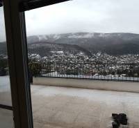 Blick auf die verschneite Landschaft in Nová Baňa vom Balkon einer Wohnung in der Straße Pod sekvojou.
