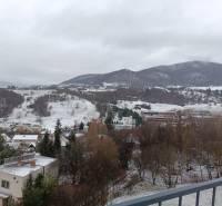 Verschneite Landschaft in Nová Baňa von der Straße Pod sekvojou mit Blick vom Winterbalkon.