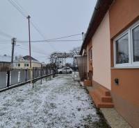 Ein Einfamilienhaus in der Nová-Straße in Veľké Ozorovce mit einem verschneiten Hof und Zaun.