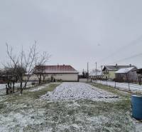 Ein verschneiter Garten bei einem Einfamilienhaus in der Neuen Straße in Veľké Ozorovce.