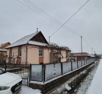 Ein Einfamilienhaus in der Nová-Straße in Veľké Ozorovce mit verschneitem Dach und Garten.
