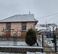Ein Einfamilienhaus in der Neuen Straße in Veľké Ozorovce mit verschneitem Dach und Garten.