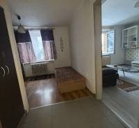 Innenraum einer Einzimmerwohnung mit Bett und Holzboden.