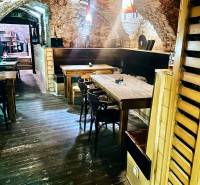 Steinwände und ein Holzboden schaffen eine gemütliche Atmosphäre in den Gastronomiebereichen.