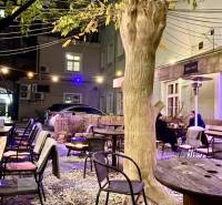 Außenbereich Gastronomiebereiche in der Sedlárska-Straße in Bratislava - Historischer Kern mit Holzsitzgelegenheiten.