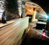 Steinwände und Bögen in Gastronomiebereichen mit Holzboden-Dekor.