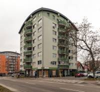 Wohnhaus in der Kasanská-Straße in Bratislava - Podunajské Biskupice mit Balkonen.