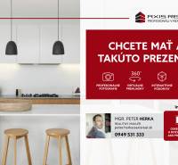 Werbung für Immobiliendienstleistungen mit einer Küche in einer 2-Zimmer-Wohnung, Boden mit Holzdekor.