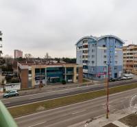 Kazanská Straße in Bratislava - Podunajské Biskupice, Reihenhäuser entlang der Straße.