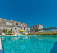 Ferienwohnung in Povljana mit Pool und Liegestühlen in der Straße Povljana.