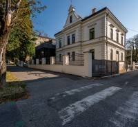 Historisches Gebäude mit modernem Anbau und Grünfläche in der Južná trieda, Stadtteil Juh, Košice.