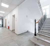 Interieur mit Steintreppe und Flur.