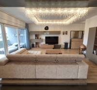 Wohnzimmer in einer Ferienwohnung mit bequemer Sitzgarnitur und dekorativer Beleuchtung.