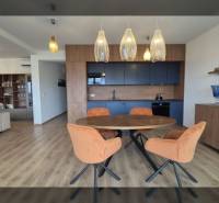 Innenraum einer Ferienwohnung mit Holzboden und Esstisch.